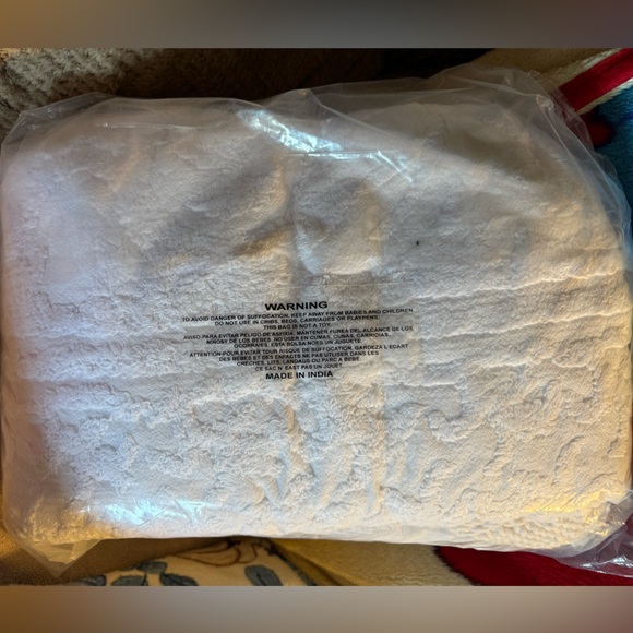 Chenille Bedspread - Ivory Queensize new - Picture 2 of 11